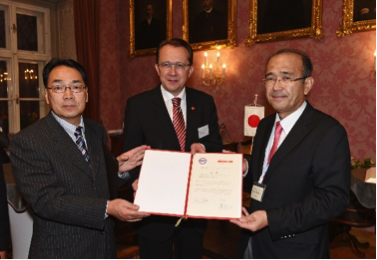 Youichi Ogawa, Vorsitzender der Internationalen Gesellschaft Kurashiki, Bürgermeister Mag. Matthias Stadler und Shozo Kajita, Vorsitzender des Stadtrats von Kurashiki. 
